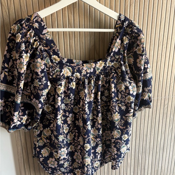 Evereve floral bubble sleeved top - Picture 3 of 3